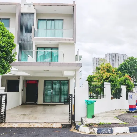 112 Corner Terrace 6BR 6Bath 18pax Near SPICE/USM/QUEENSBAY