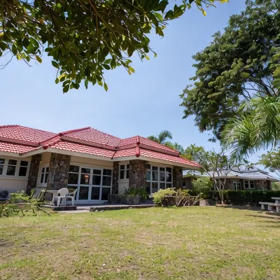 F4 Beach House Kitchen BBQ 3 Bedrooms Large Yard Отели рядом с достопримечательностью «Памятник Сантхон Фу»