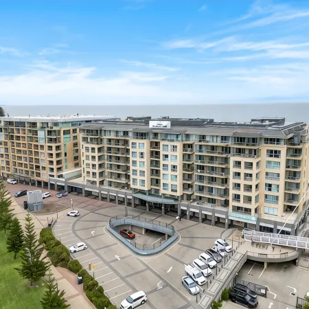 Beachfront at Glenelg Oaks Parking Pool Gym Wi-Fi