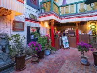 Lhasa Chijiang Larang Historic Hotel (Bakuo Street Jokhang Temple Branch) Hotels in Lhasa