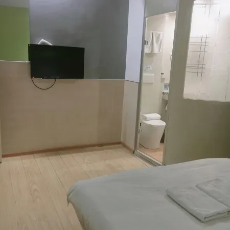 Wanyue Express Hotel (Xingyang Long-distance Bus Central Station)