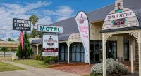 Pioneer Station Motor Inn - parking