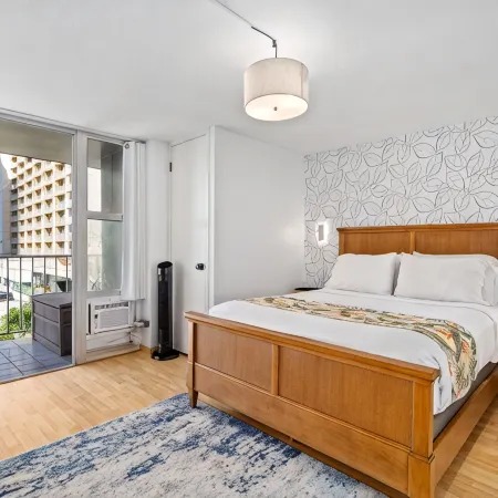Spacious 1 Bedroom Condo w/full Kitchen & Parking