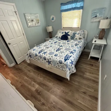 Steps to the Beach Pet friendlyHouse. Pool & hot tub! 3 minute walk to beach!