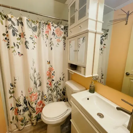 Charming 1-bedroom apartment in Carmel with WiFi, AC