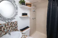 Charming and cozy studio in Saint James with AC and WiFi.
