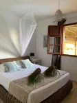 Comfortable villa, swimming pool, tropical garden, near beach st Anne, 8 pers Hotels in 