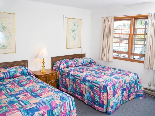 Colonial Motel - parking