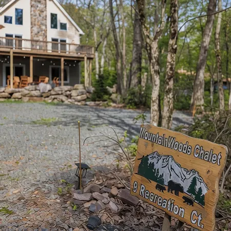 Spacious Chalet With Community Pool & Lake, Near Charming Town Of Jim Thorpe