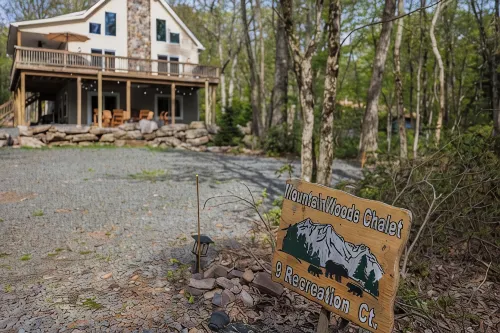 Spacious Chalet With Community Pool & Lake, Near Charming Town Of Jim Thorpe - Hytter