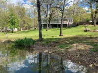 Lakehouse Lilypad with Boats and Game Room, Sleeps 9, 3k sq ft Home, Large Yard - Family