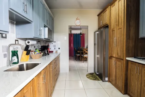Comfortable 3-bedroom house AC TV in rooms WiFi laundry fully equipped kitchen - Bintang 2