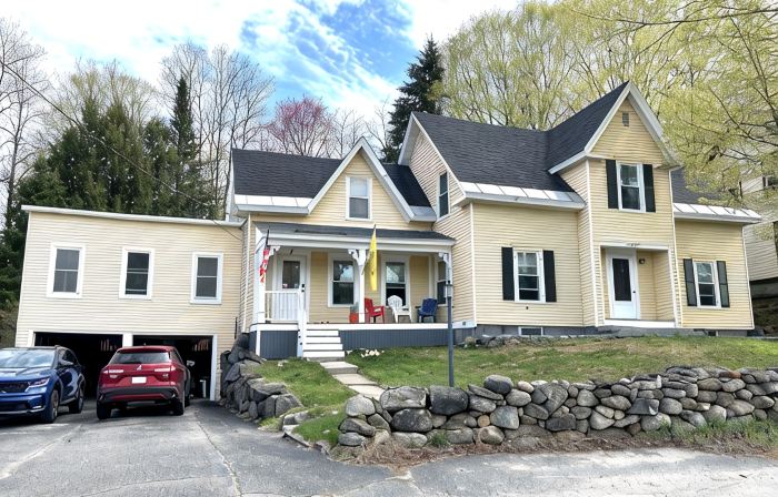 Main Street Retreat 4-bedroom w Hot Tub, Walk to Beach, Harbor & Restaurants