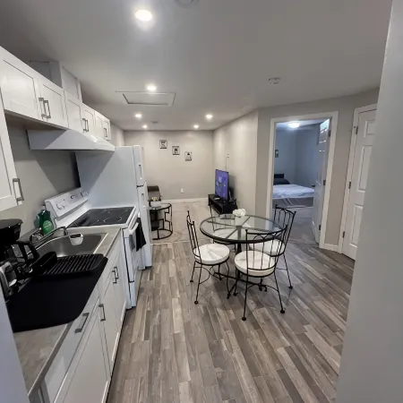 Cozy Suite – Private Entrance, Fast Wi‑Fi & Smart TV – Family & Pet‑Friendly