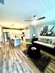 Plush Apartment Near Airport Zoo - Condos