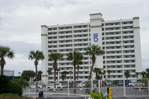 Beachfront Oasis! 2BR,2BA with Private Beach Access and free upfront parking.