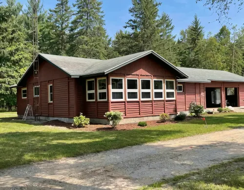 Charming Red Cabin in the woods. A perfect stay just 3 min from ski resort!