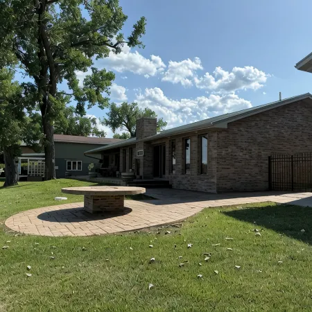 Gorgeous 6-bedroom, 5 bath house with magnificent view of the river in Ft Pierre Hotele w: Stanley County