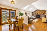 5Br Group Getaway, Backyard Games + Patio - Homestays