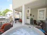 4-bedroom house in historic Berkeley Springs with AC, WiFi & Hot Tub Hotels in Berkeley Springs