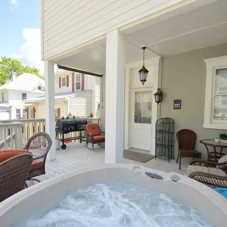 4-bedroom house in historic Berkeley Springs with AC, WiFi & Hot Tub