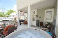 4-bedroom house in historic Berkeley Springs with AC, WiFi & Hot Tub