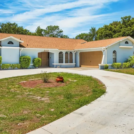 Cozy home with heated pool in Brooksville, FL