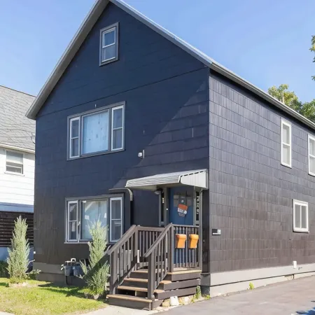 MANHATTAN MODERN: Large 3 bed, Fenced yard-Parking