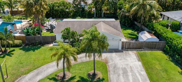 Magnificent Tropical House w/ Heated Pool near the Beach- Gorgeous Backyard- 3/2 Hotels in Boynton Beach