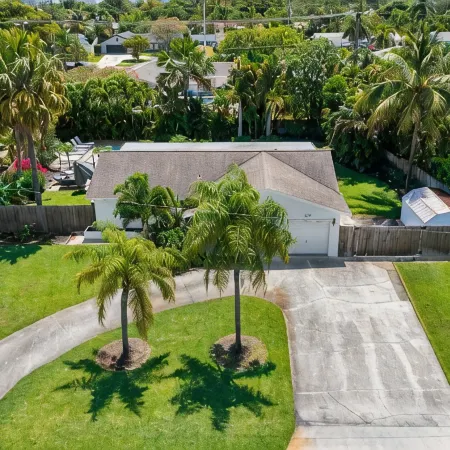 Magnificent Tropical House w/ Heated Pool near the Beach- Gorgeous Backyard- 3/2