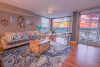 Boathouse Suite - CLE Flats River - Free Parking - 24/7 Gym - balcony