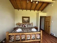 Rustic 2 Bedroom Cabin, 2 Baths,  Sleeps 4, 2 Minutes From West Glacier - Alphydda