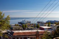 Chez ZigZag: 2 Bdrm. Full Kitchen, Water/Mtn-View, Sauna with Fee. Awesome Patio - Apartments