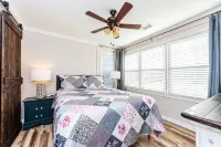 3 Queen Beds, 2 Min to Fairgrounds, Fenced Yard -  Privatzimmer