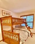 Views! Spacious 2-bed 2-bath corner townhouse, close to lifts and Village. - Jacuzzi