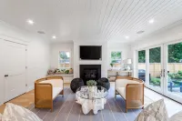 New 4-bedroom House with Swimming Pool–Just a 10-minute Walk to Town - 수영장