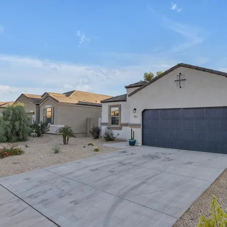 East Valley Peaceful Oasis w/PRIVATE Pool that is HEATED at no extra cost