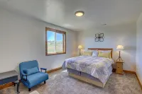 10Bedroom 6 bath Lakeview Retreat with Year-Round Hot Tub & Unique Entertainment