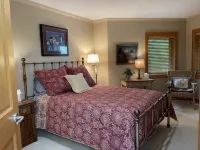Lakeside Lodge Vacation Rental. See discounts below for less than 12 people.
