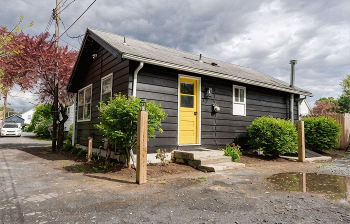 Retro Retreat: 1br home w/ WFH desk, livingroom, fire pit and no chores!