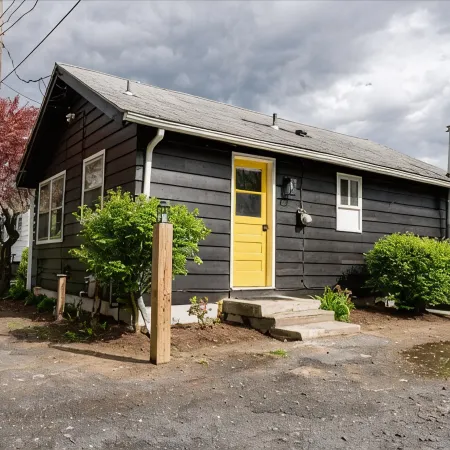 Retro Retreat: 1br home w/ WFH desk, livingroom, fire pit and no chores!