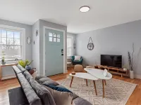 BOHO BUNGALOW - STEPS FROM HISTORIC DOWNTOWN APEX<br> Hotels in Apex
