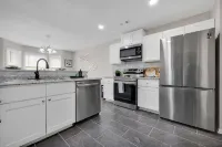 Plush Two Bedroom Retreat. A Home Away From Home! - 4 tähden
