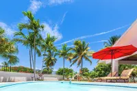 4-bedroom House with private Pool - walking distance to Baha Mar and Beach - Private Pools