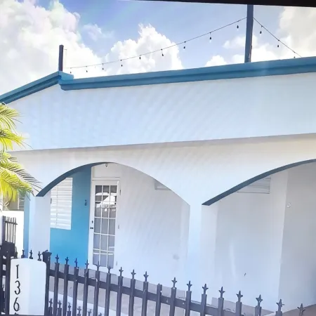 Renovated 3 bedroom 2 bathroom just 2 blocks to beautiful  beaches !
