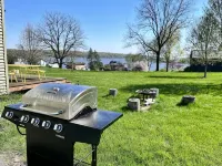 Peaceful River Retreat with Fireplace & Panoramic Views -  Privatzimmer