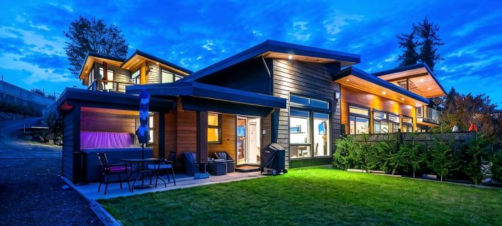 Beach Front Luxury Private Hot Tub Sandy Beach Hotels in Strathcona