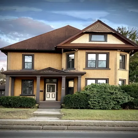 Historic 1884 Victorian Upstairs Unit.  Walk to everything!  Close to elk!