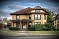 Historic 1884 Victorian Upstairs Unit.  Walk to everything!  Close to elk! - Wifi