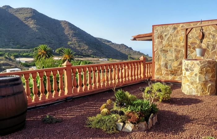 Rural house in a valley with sea views and swimming pool.